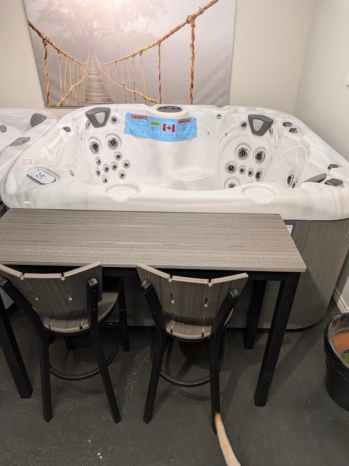 FLOOR MODEL - 2025 Fairway Spas Oakmount - Platinum / Grey - LOADED