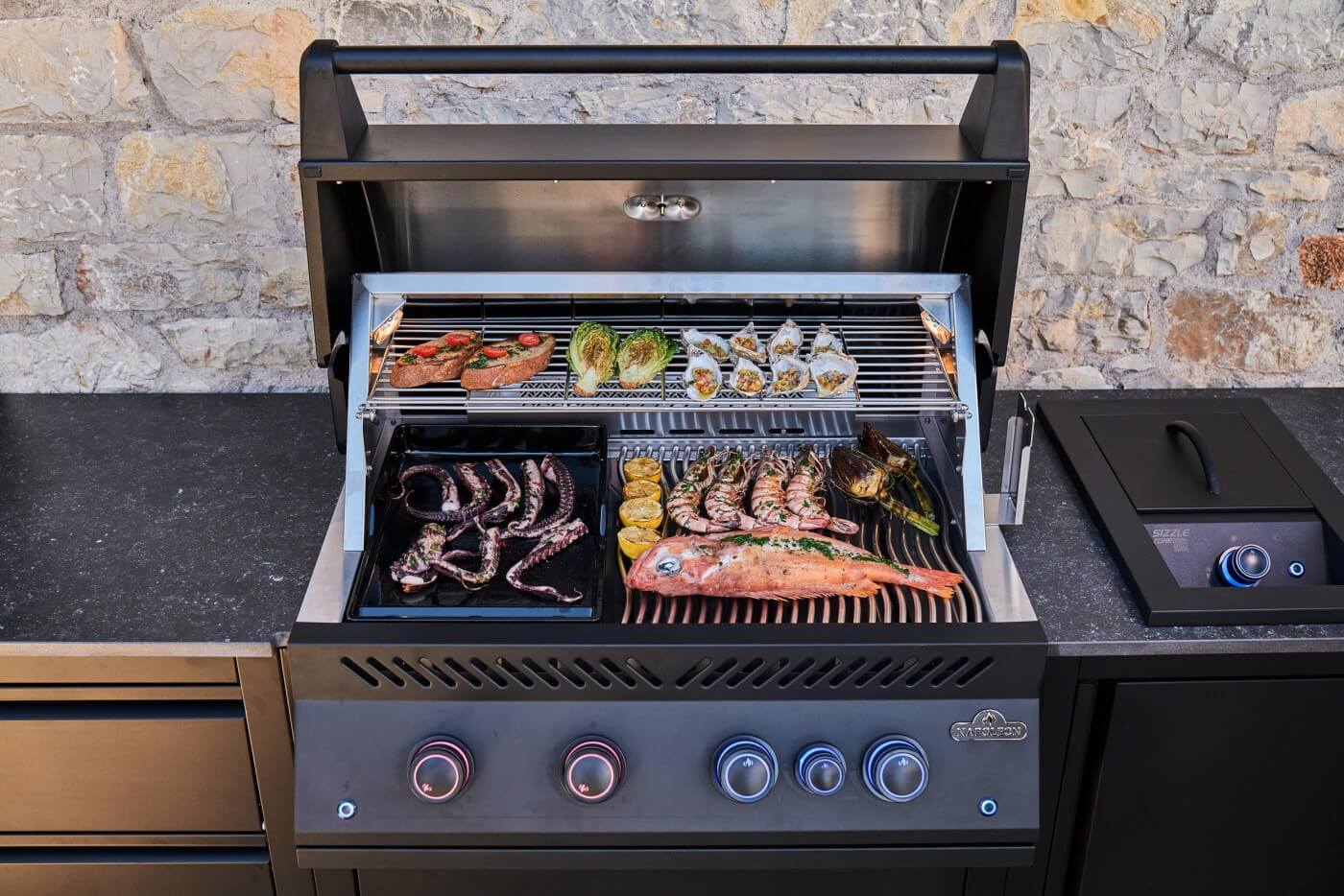 Napoleon Oasis 301 Outdoor Kitchen with Built-In 700 Series 32-inch Grill